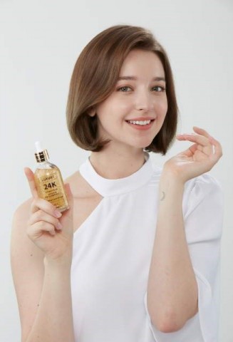 Angelina Danilova – a model for fine-gold ampoule.